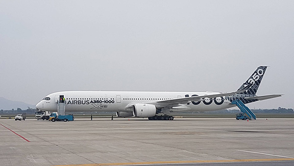 Siêu máy bay Airbus 350 trình diễn tại Nội Bài Siêu máy bay Airbus 350 trình diễn tại Nội Bài